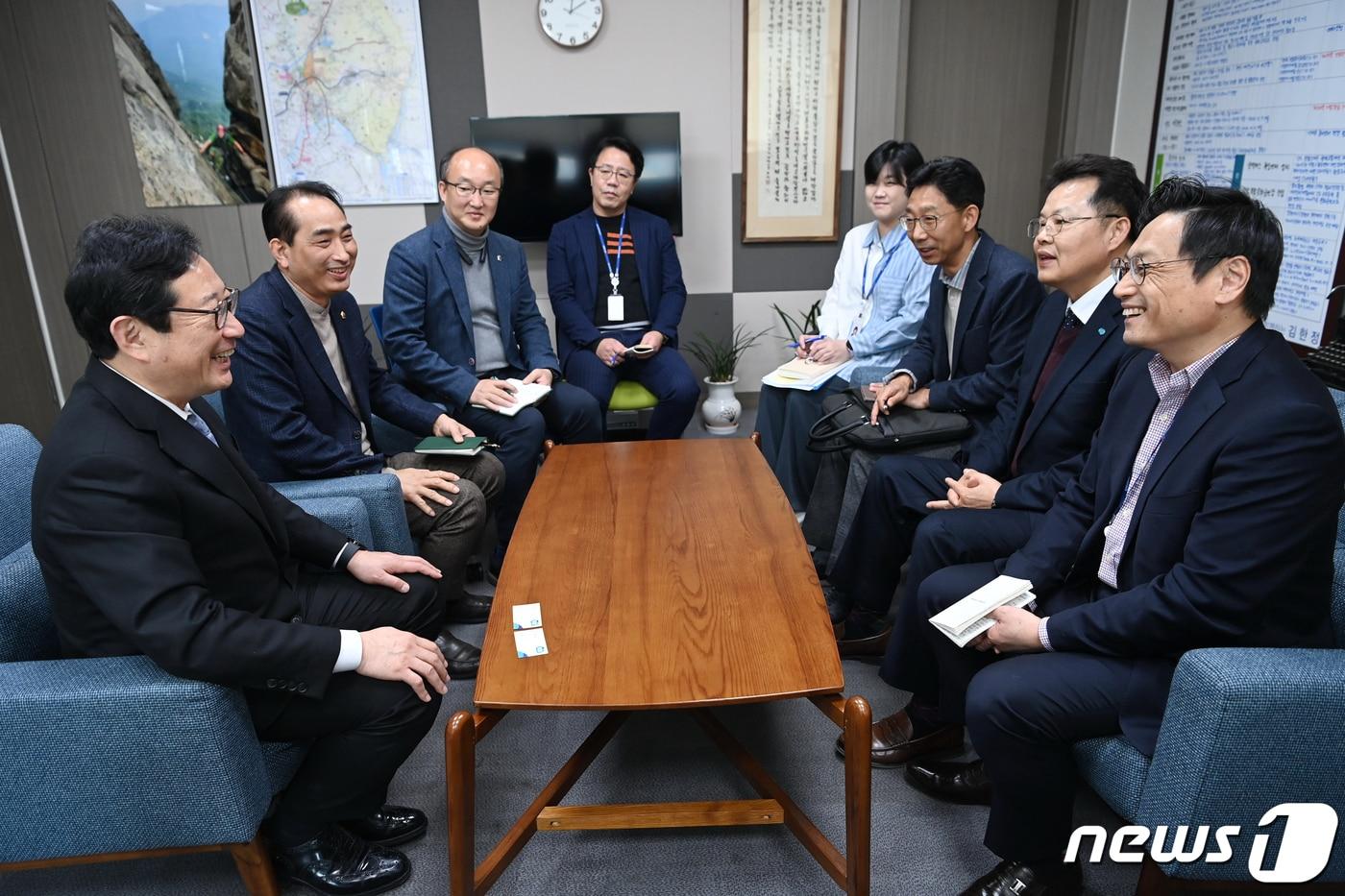 오후석&#40;우측 첫째&#41; 경기도 행정2부지사는 임순택 경기북부특별자치도추진단장과 함께 지난 2월에 이어, 지난 13일 다시  국회를 방문, 더불어민주당 김한정 의원 &#40;사진-좌측 첫째&#41; 등 경기북부 지역 국회의원과 릴레이 면담을 통해 경기북부특별자치도 설치에 대한 경기도의 추진계획을 설명하고 국회 차원의 적극적인 협조와 협력을 요청했다.&#40;경기도 제공&#41;