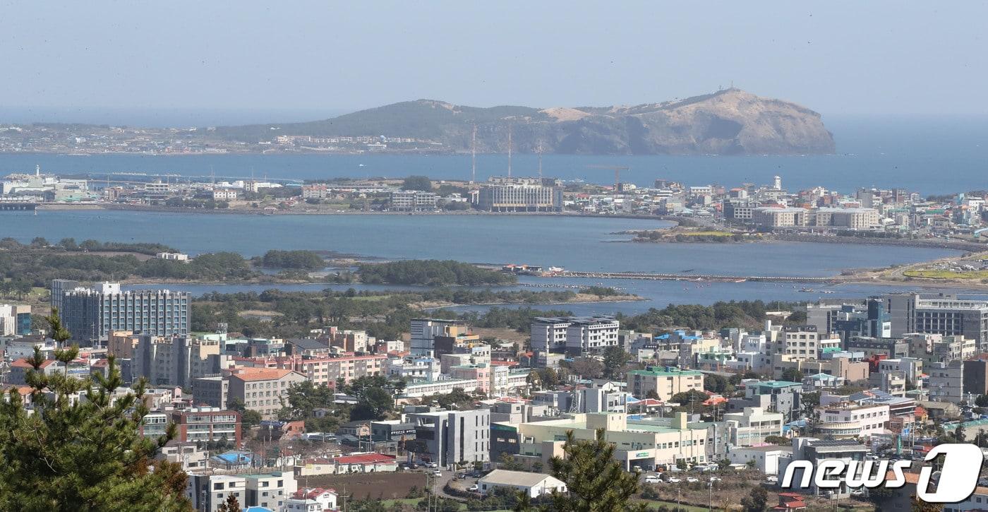 수년간 찬반 논란을 거듭했던 제주 제2공항이 최근 환경부의 전략환경영향평가 조건부 동의로 새로운 국면을 맞았다. 사진은 14일 서귀포시 성산읍 대수산봉 정상에서 바라본 제2공항 예정 부지인 성산읍 일대. 2023.3.14/뉴스1 ⓒ News1 오현지 기자