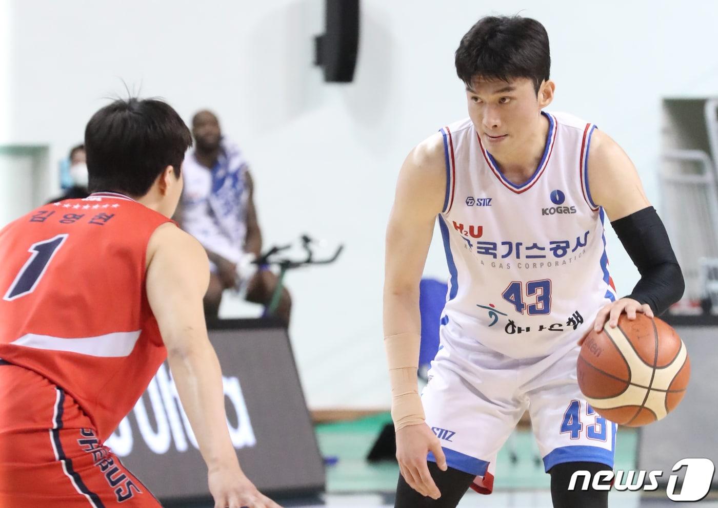 14일 오후 울산 동천체육관에서 열린 &#39;SKT 에이닷 프로농구 2022-2023 KBL&#39; 울산 현대모비스와 대구 한국가스공사의 경기에서 한국가스공사 이대성이 패스할 곳을 하고 있다. 2023.3.14/뉴스1 ⓒ News1 조민주 기자