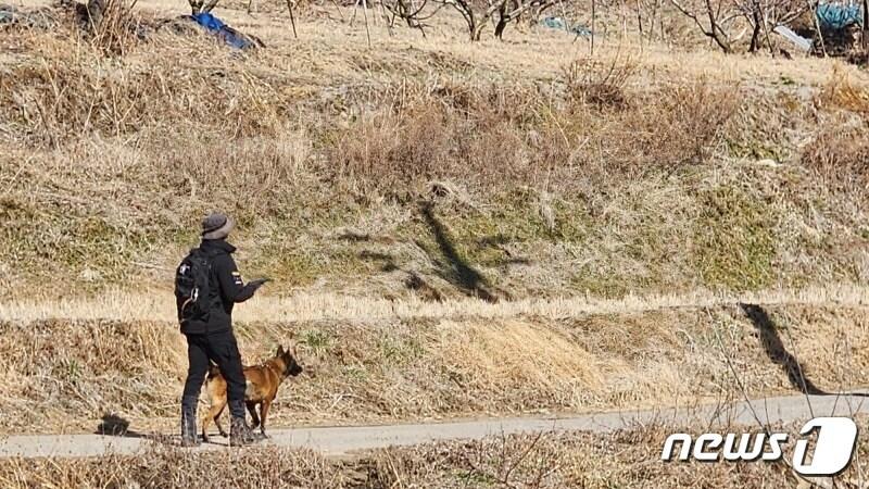  15일 오전 9시34분쯤 충북 영동군 상촌면 임산리 야산에서 실종된 60대가 숨진 채 발견됐다. 사진은 실종자 수색 장면. &#40;영동소방서 제공&#41;