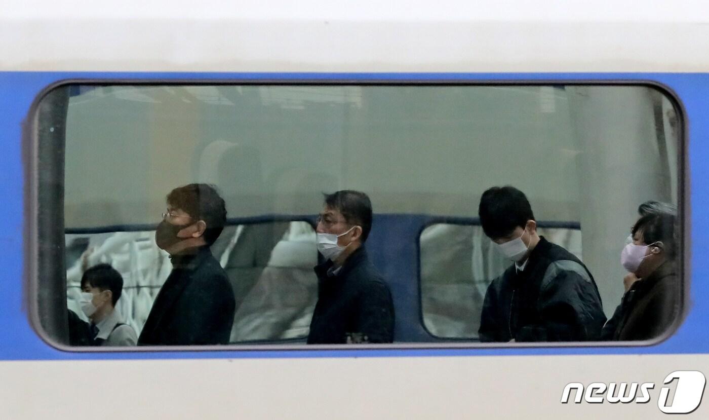 15일 서울역에서 마스크를 착용한 시민들이 열차에서 내려 목적지로 이동하고 있다. 2023.3.15/뉴스1 ⓒ News1 장수영 기자