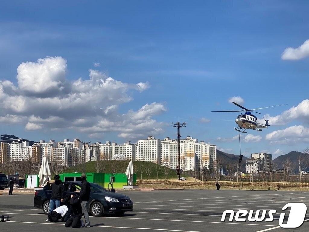 전남경찰청을 비롯한 9개 유관기관이 15일 2023순천만국제정원박람회장에서 대테러 대응 합동 훈련을 펼치고 있다.&#40;전남경찰청 제공&#41; 2023.3.15/뉴스1