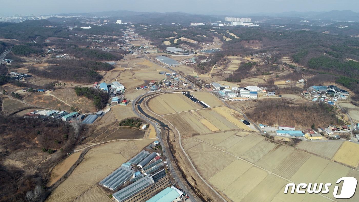 정부가 15일 경기도 용인시 처인구 남사읍 710만㎡ 일대를 국가산업단지로 지정하고 민간 투자를 바탕으로 한 세계 최대 규모 ‘첨단 시스템반도체 클러스터’를 조성하겠다고 밝혔다. 사진은 이날 대규모 시스템 반도체 국가산업단지로 지정된 경기 용인시 처인구 남사읍 일대. 2023.3.15/뉴스1 ⓒ News1 김영운 기자