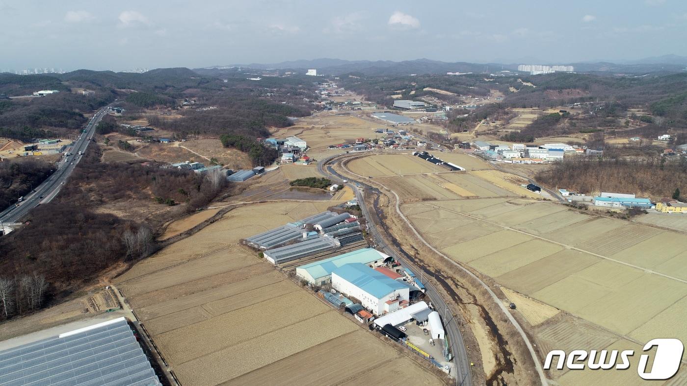 정부가 15일 경기도 용인시 처인구 남사읍 710만㎡ 일대를 국가산업단지로 지정하고 민간 투자를 바탕으로 한 세계 최대 규모 ‘첨단 시스템반도체 클러스터’를 조성하겠다고 밝혔다. 삼성전자도 300조원을 투자한다는 계획이다. 사진은 이날 대규모 시스템 반도체 국가산업단지로 지정된 경기 용인시 처인구 남사읍 일대. 2023.3.15/뉴스1 ⓒ News1 김영운 기자