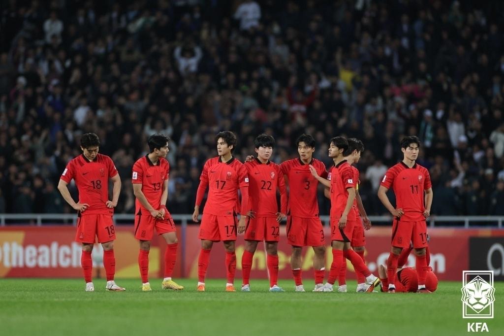 한국 U-20 대표팀이 15일 우즈베키스탄 타슈켄트 분요드코르 스타디움에서 열린 2023 아시아축구연맹&#40;AFC&#41; U-20 아시안컵 4강전 우즈베키스탄과의 경기에서 패배한 뒤 아쉬워하고 있다. &#40;대한축구협회 제공&#41; 2023.3.16/뉴스1