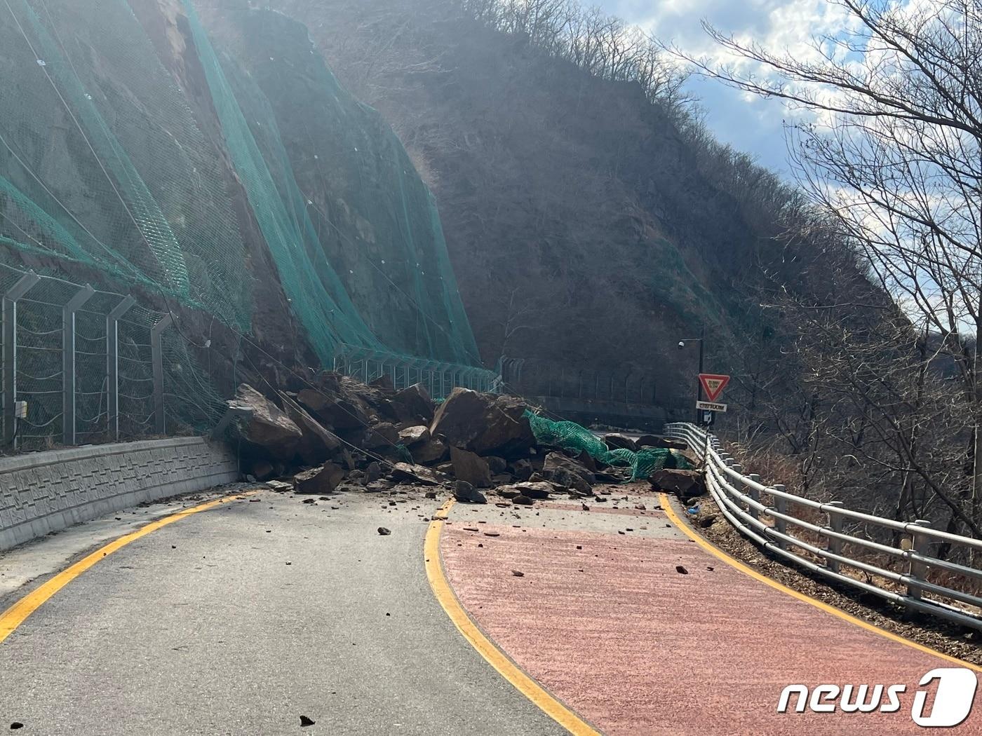 지난해 전남 구례 시암재~성삼재 구간 도로변 급경사지가 붕괴된 모습. &#40;구례군 제공&#41; ⓒ News1 김동수 기자