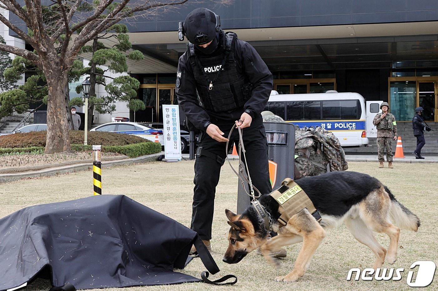 폭발물 수색 자료사진.&#40;행정안전부 제공&#41; /뉴스1