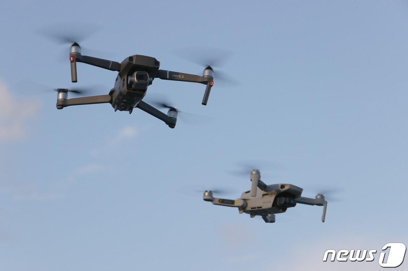 중국 드론 제조업체 다장이노베이선&#40;DJI&#41; 이 만든 DJI Mavic 2 Pro와 DJI Mavic Mini.  ⓒ AFP=뉴스1 ⓒ News1 김예슬 기자