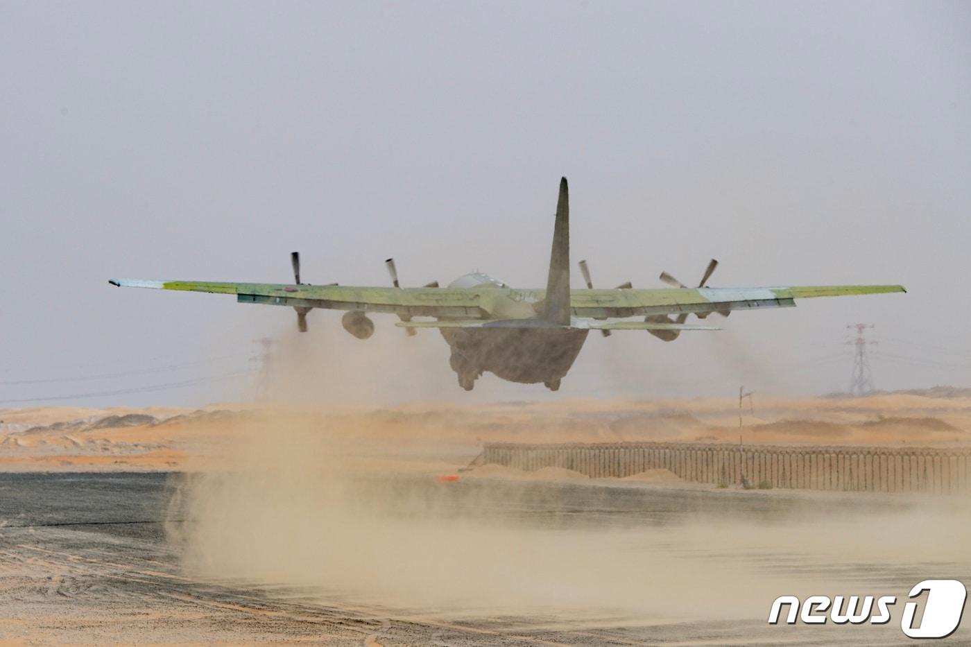  &#39;2023년 데저트 플래그&#40;Desert Flag&#41; 훈련&#39;에 참가한 공군 C-130 수송기가 작전차량을 적재한 이후 비포장 활주로에서 이륙하고 있다. &#40;공군 제공&#41; 2023.3.17/뉴스1