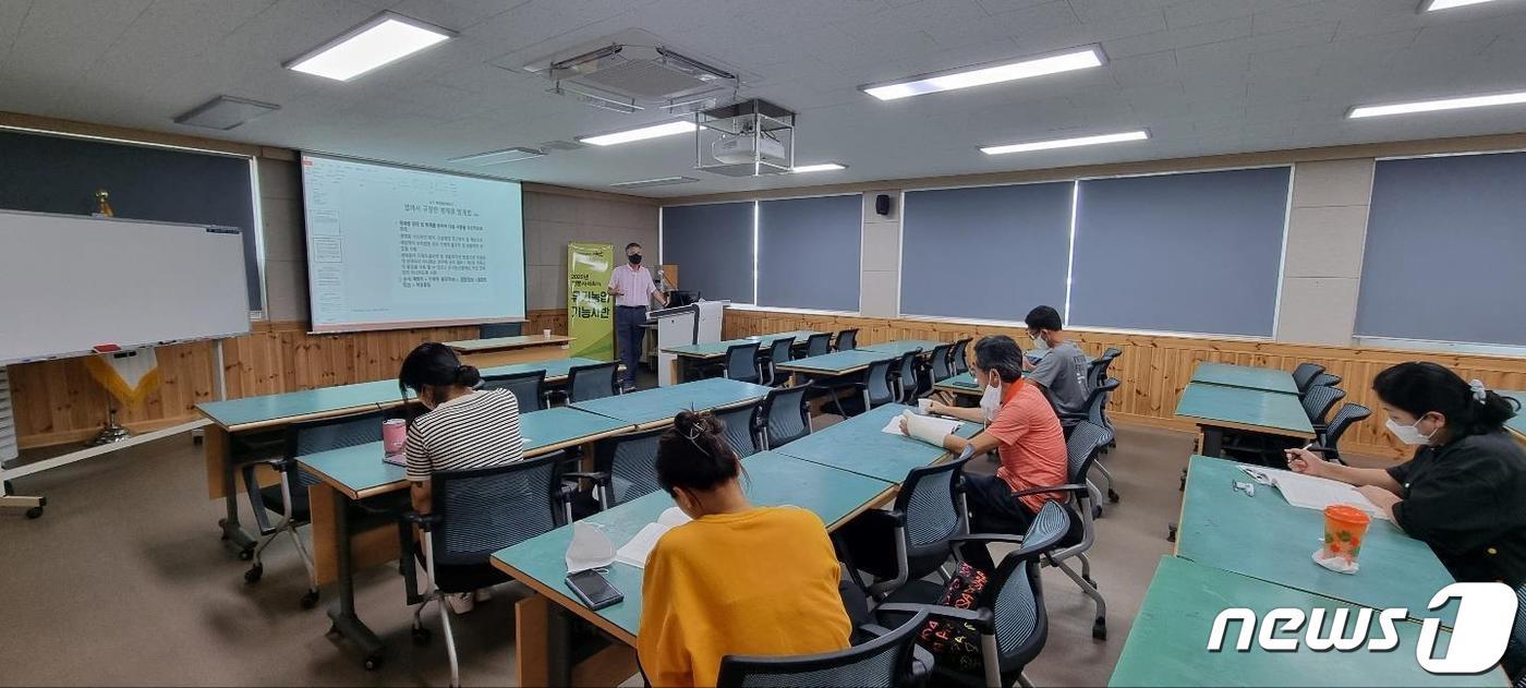  논산농업기술센터에서 농업인들이 유기농업 기능사 수업을 받고 있다. &#40;논산시 제공&#41; / 뉴스1