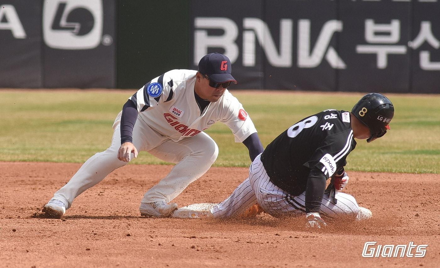 롯데 자이언츠와 LG 트윈스가 18일 부산 사직구장에서 2023 KBO 시범경기를 치렀다.&#40;롯데 자이언츠 제공&#41;