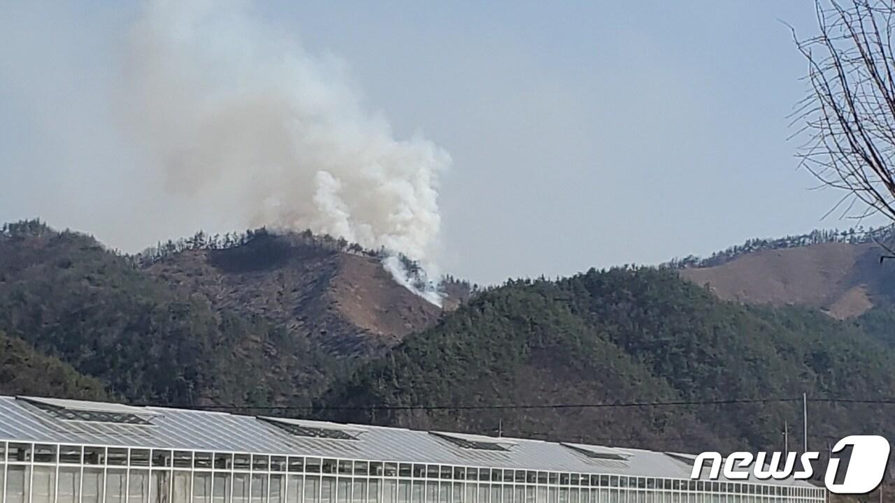 18일 전남 화순군의 한 야산 중턱에서 산불이 발생해 연기가 치솟고 있다.&#40;산림청 제공&#41; 2023.3.18/뉴스1