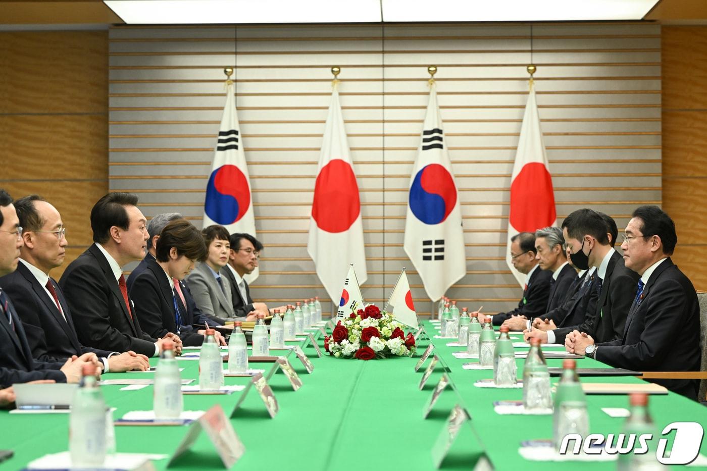 윤석열 대통령과 기시다 후미오 일본 총리가 16일 도쿄 총리 관저에서 확대 정상회담을 하고 있다. &#40;대통령실 제공&#41; 2023.3.16/뉴스1 ⓒ News1 안은나 기자