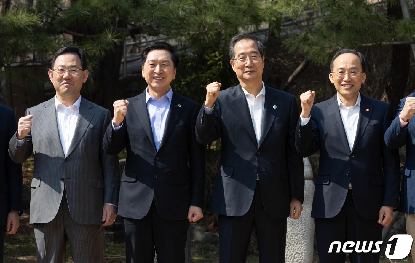 한덕수 국무총리와 김기현 국민의힘 대표를 비롯한 참석자들이 19일 오후 서울 종로구 삼청동 총리공관에서 열린 고위당정협의회에서 기념 촬영을 하고 있다. 왼쪽부터 주호영 국민의힘 원내대표, 김 대표, 한 총리, 추경호 경제부총리 겸 기획재정부 장관. 2023.3.19/뉴스1 ⓒ News1 이재명 기자