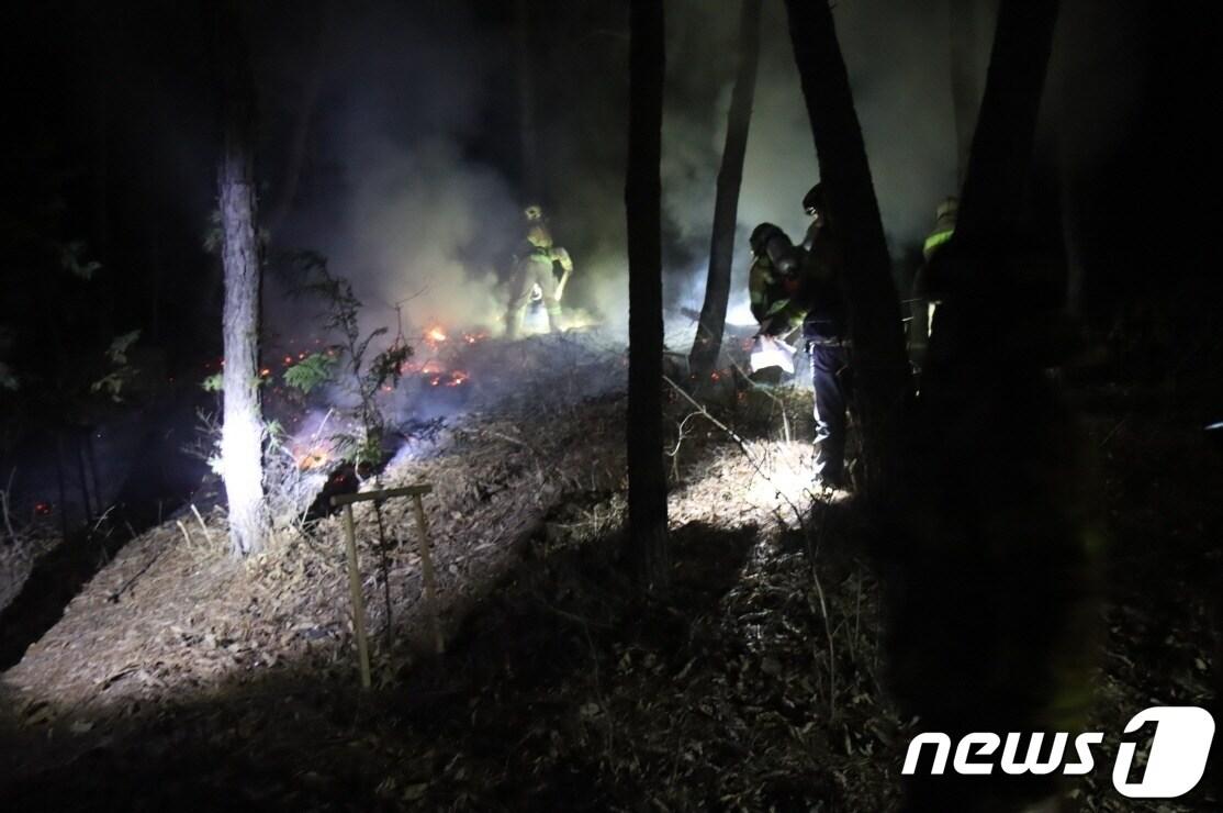 20일 오전 2시50분께 인천시 계양구 효성동 한 아파트 인근 야산에서 불이 났다는 신고가 119 에 접수돼 현장에서 소방대원과 공동대응 요청을 받은 경찰이 진화작업을 하고 있다.&#40;인천 계양소방서 제공&#41;2023.3.20/뉴스1 ⓒ News1 박아론 기자