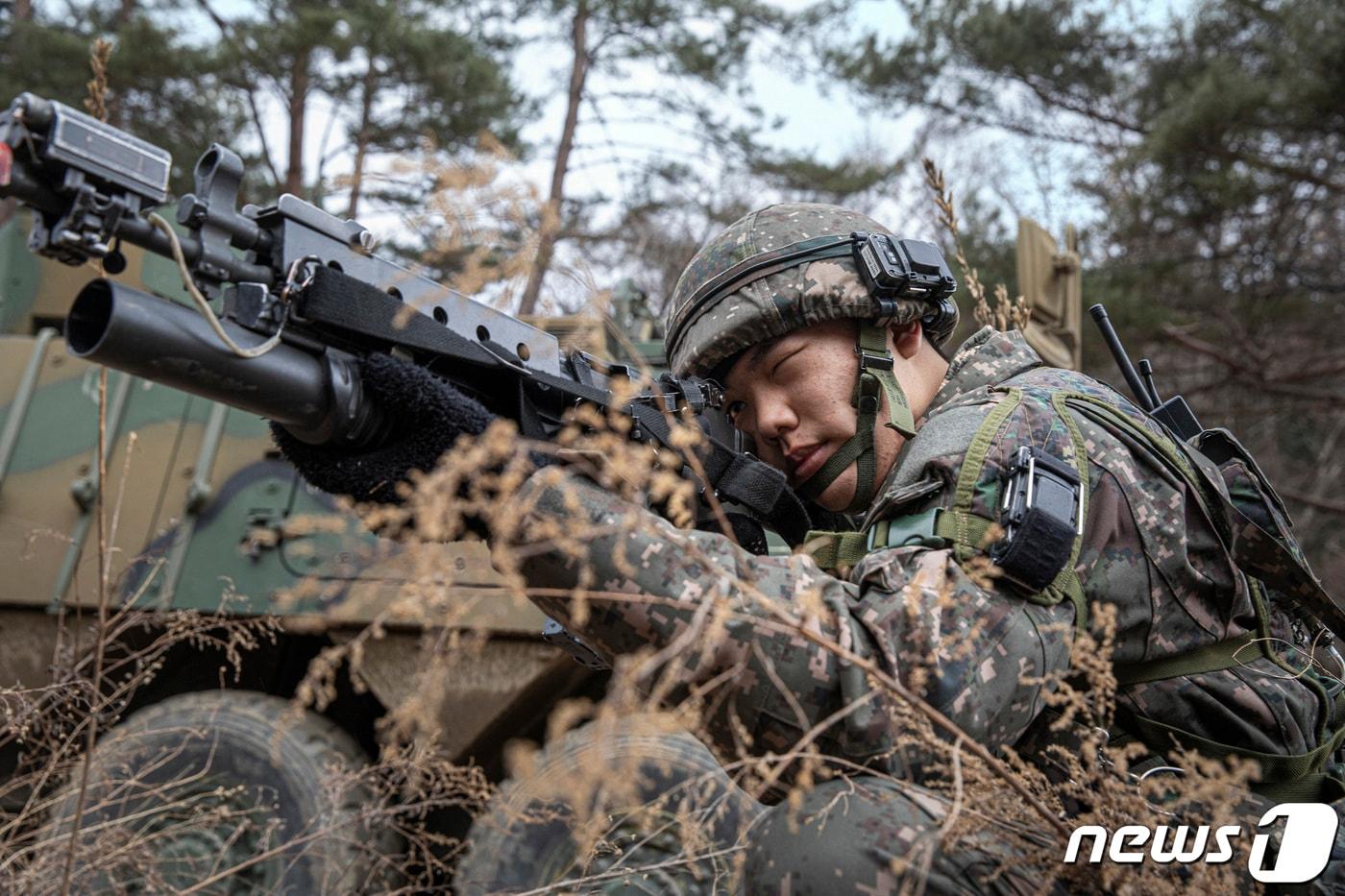 육군은 강원도 인제 육군과학화전투훈련단에서 미군 대대급 부대가 참가해 전문대항군연대와 교전하는 ‘한미 연합 KCTC 훈련’이 진행되고 있다고 20일 밝혔다. 백석산여단전투단 장병들이 K808차륜형장갑차에서 하차해 전투 준비를 하고 있다. &#40;육군 제공&#41; 2023.3.20/뉴스1