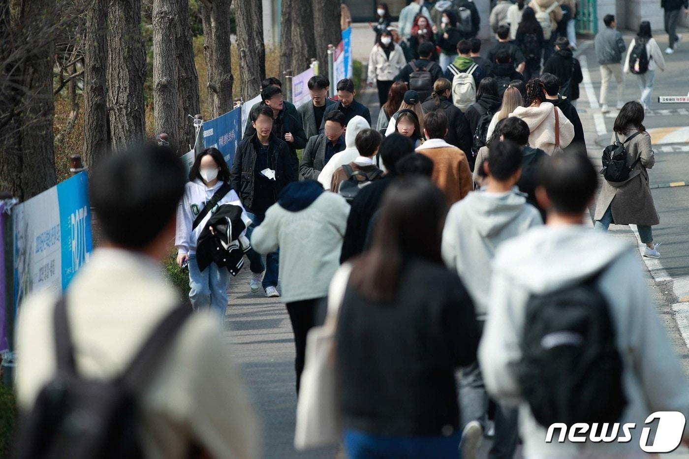 서울시내 한 대학교에서 학생들이 이동하고 있는 모습. 통계청 국가통계포털&#40;KOSIS&#41;에 따르면 지난 2월 비경제활동인구 중에 구직 활동이나 취업 준비를 하지 않고 활동 상태를 &#39;쉬었음&#39;이라고 답한 15~29세 청년층은 49만7000명으로 나타나 역대 최대치를 기록했다. 2023.3.20/뉴스1 ⓒ News1 안은나 기자