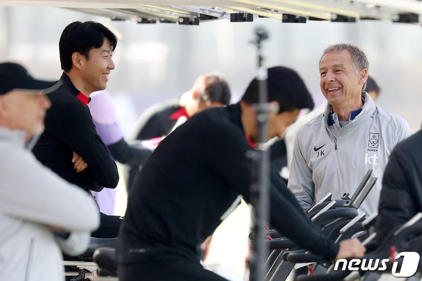 대한민국 축구 국가대표팀 위르겐 클린스만 감독과 손흥민이 21일 오전 경기도 파주 축구국가대표트레이닝센터&#40;NFC&#41;에서 실시된 훈련에서 대화를 나누고 있다. 2023.3.21/뉴스1 ⓒ News1 민경석 기자