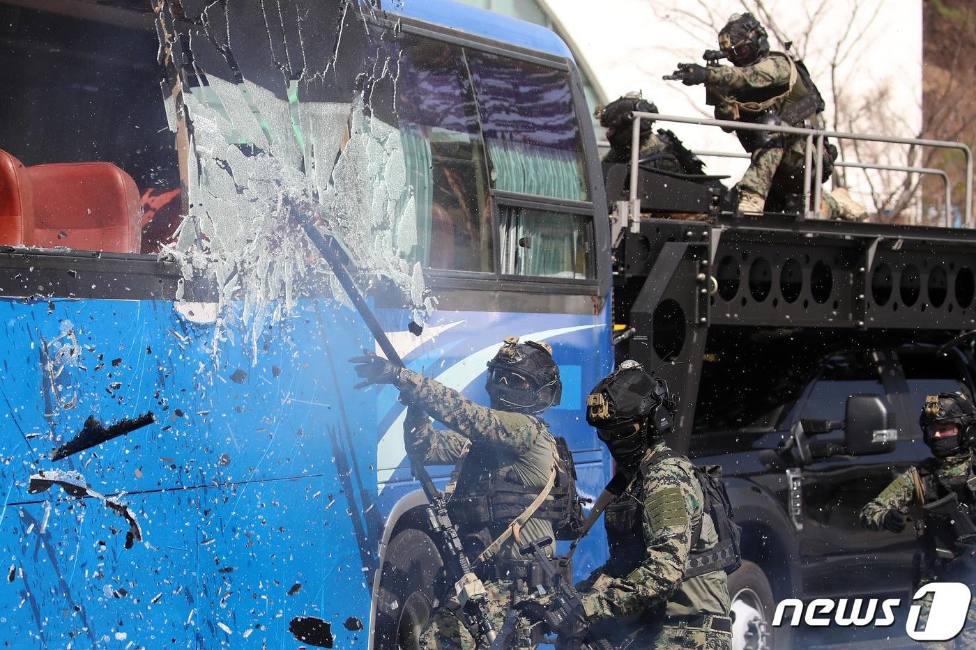 21일 오후 대구 동구 한국가스공사 본사에서 &#39;2023년 자유의 방패&#40;FS&#41;&#39; 연습의 일환으로 열린 &#39;한국가스공사 대테러 종합훈련&#39;에서 707특임단이 버스를 이용해 도주하는 테러범을 진압하기 유리창을 깨고 있다. 2023.3.21/뉴스1 ⓒ News1 공정식 기자