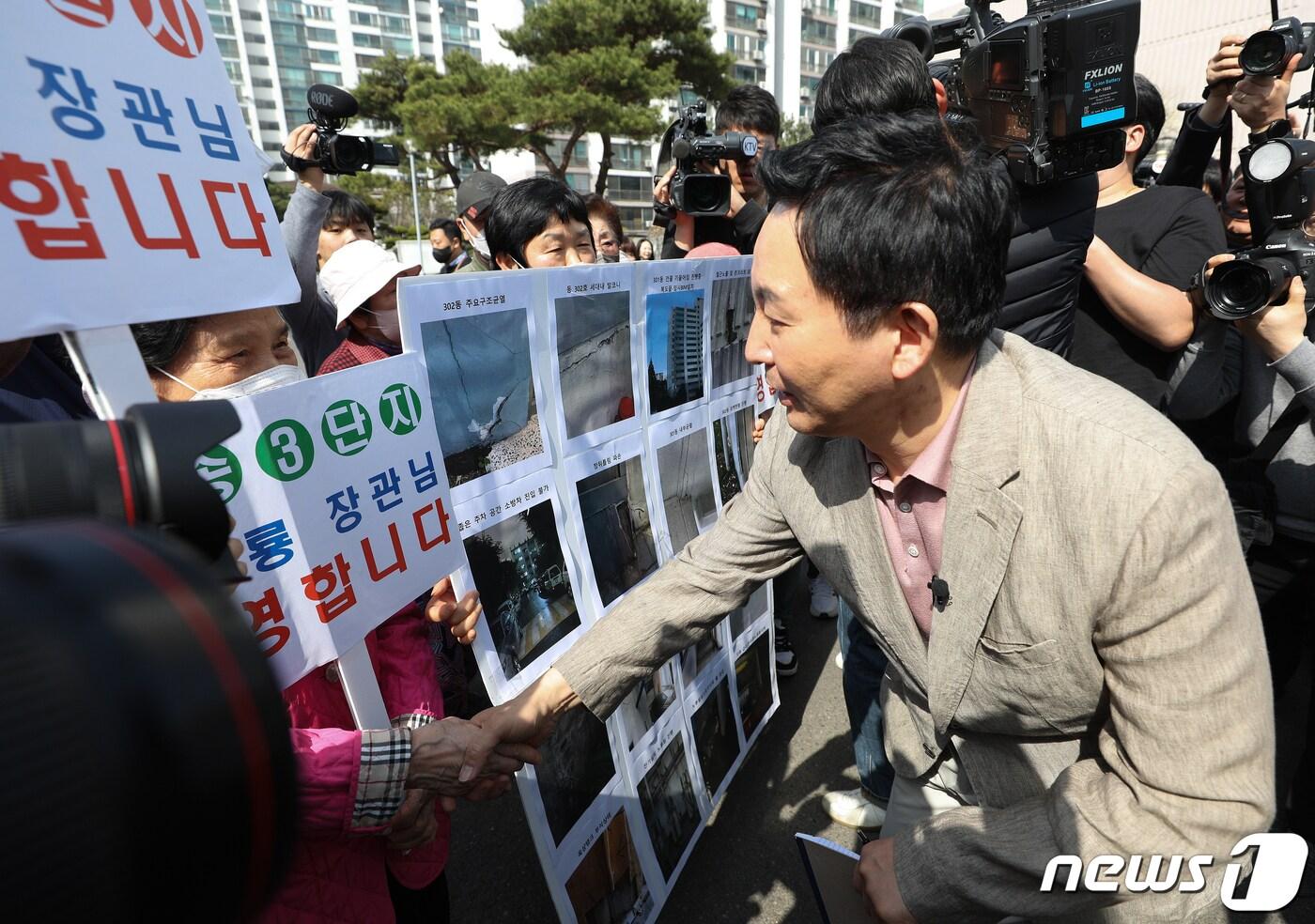 원희룡 국토교통부 장관이 경기 고양시 일산동구에 위치한 노후 아파트를 방문해 주민들과 인사하고 있다. 2023.3.21/뉴스1 ⓒ News1 신웅수 기자