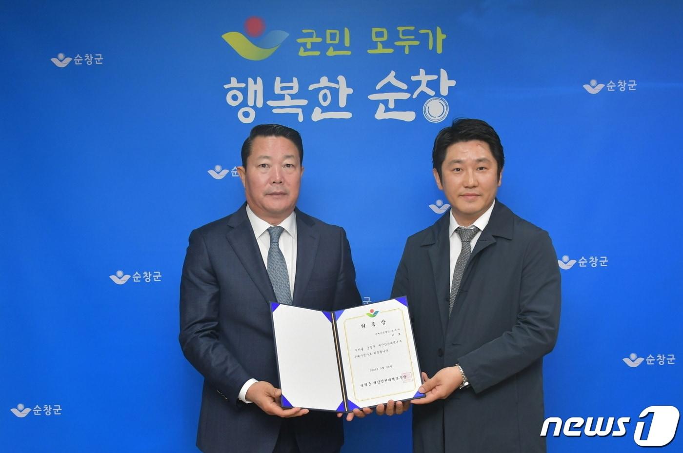 22일 최영일 전북 순창군수&#40;왼쪽&#41;는 이호 손해사정사를 &#39;조합장 선거 구림면 투표소 사고&#39; 피해자 지원 전문가로 위촉했다.&#40;순창군 제공&#41;2023.3.22./뉴스1 