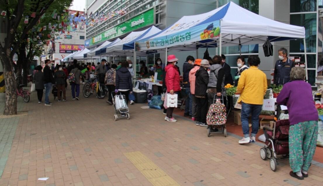 오는 24일 대구 북구 농협대구본부 앞에서 &#39;금요직거래장터&#39;가 개장한다. 사진은 지난해 열린 금요직거래장터를 찾은 시민들 모습.&#40;대구농협 제공&#41;