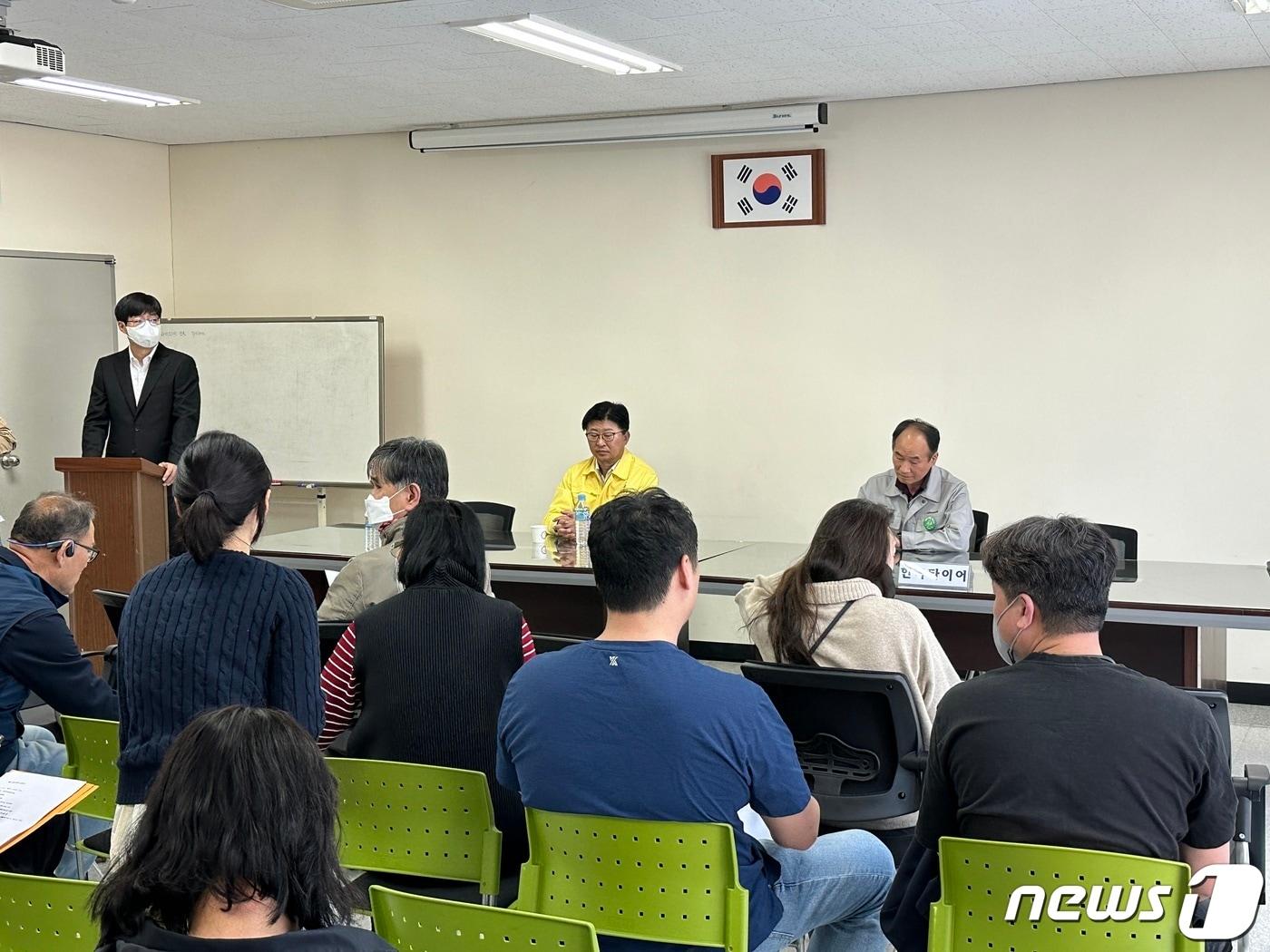 22일 최충규 대덕구청장과 윤정록 한국타이어 대전공장장이 아파트 주민공청회에 참석해 주민들의 의견을 듣고 있다. ⓒ뉴스1 허진실 기자 