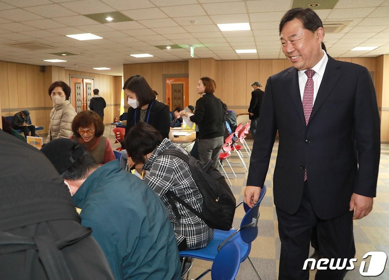 김종훈 동구청장은 22일 2층 대강당에서 열린 조선업 현력사 기능인력 매칭데이 행사에 방문해 참여업체과 구직자를 격려하고 있다.&#40;울산 동구청 제공&#41;