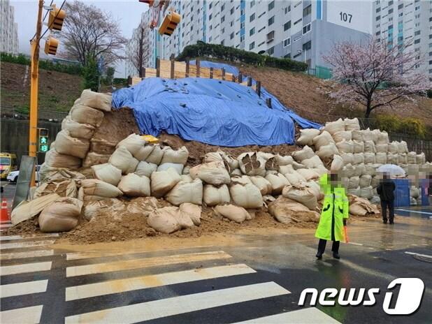 부산 아파트 공사장 방호벽 붕괴사고 현장.&#40;부산경찰청 제공&#41;