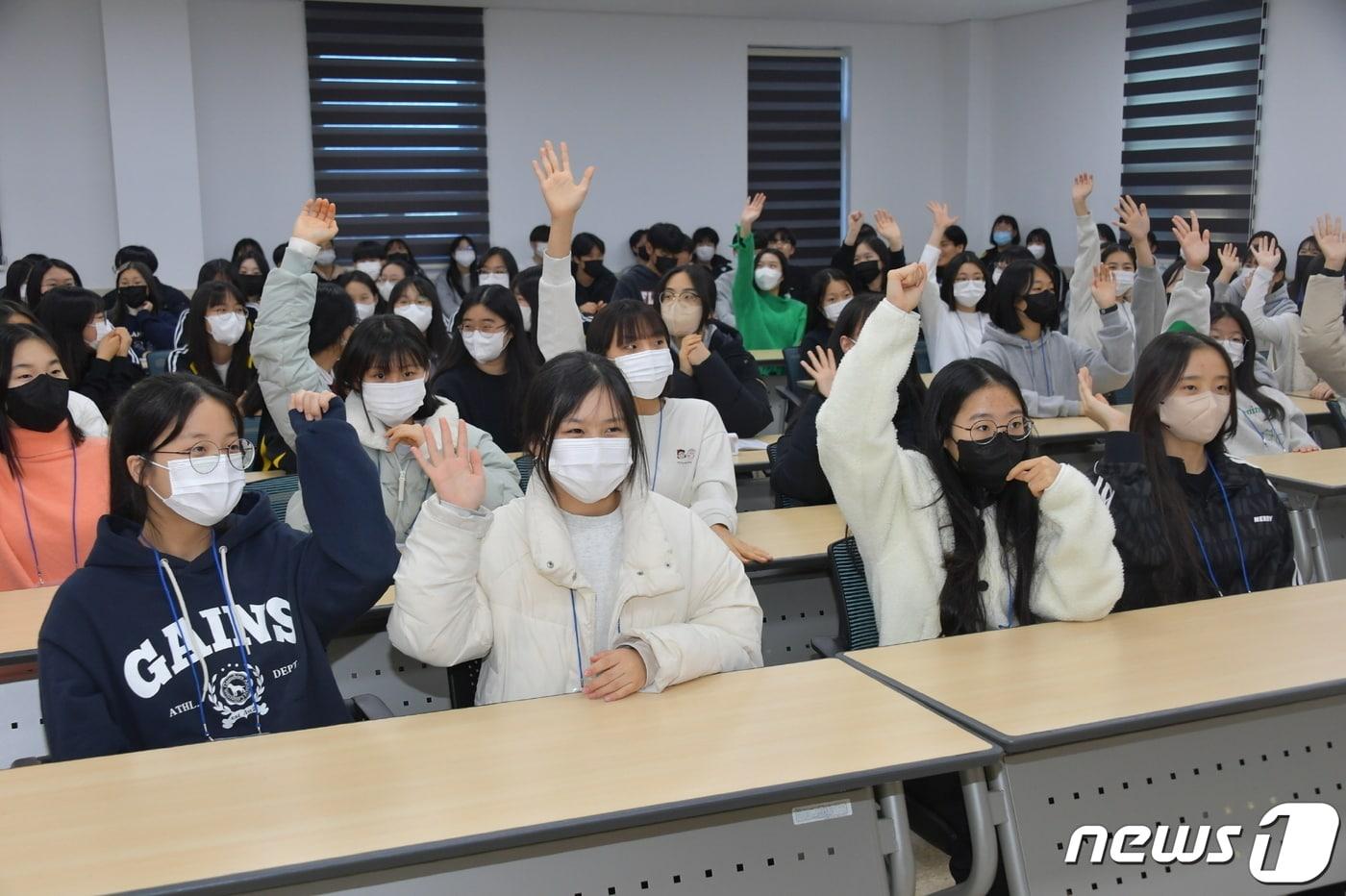 전북 순창군이 지역 출신 대학생들의 4년 등록금을 책임지는 파격적 지원을 결정했다. 이는 최영일 군수의 공약이기도 하다. 사진은 &#39;인재 양성의 요람&#39;으로 불리는 순창 옥천인재숙의 졸업생 모습.&#40;순창군 제공&#41;/뉴스1