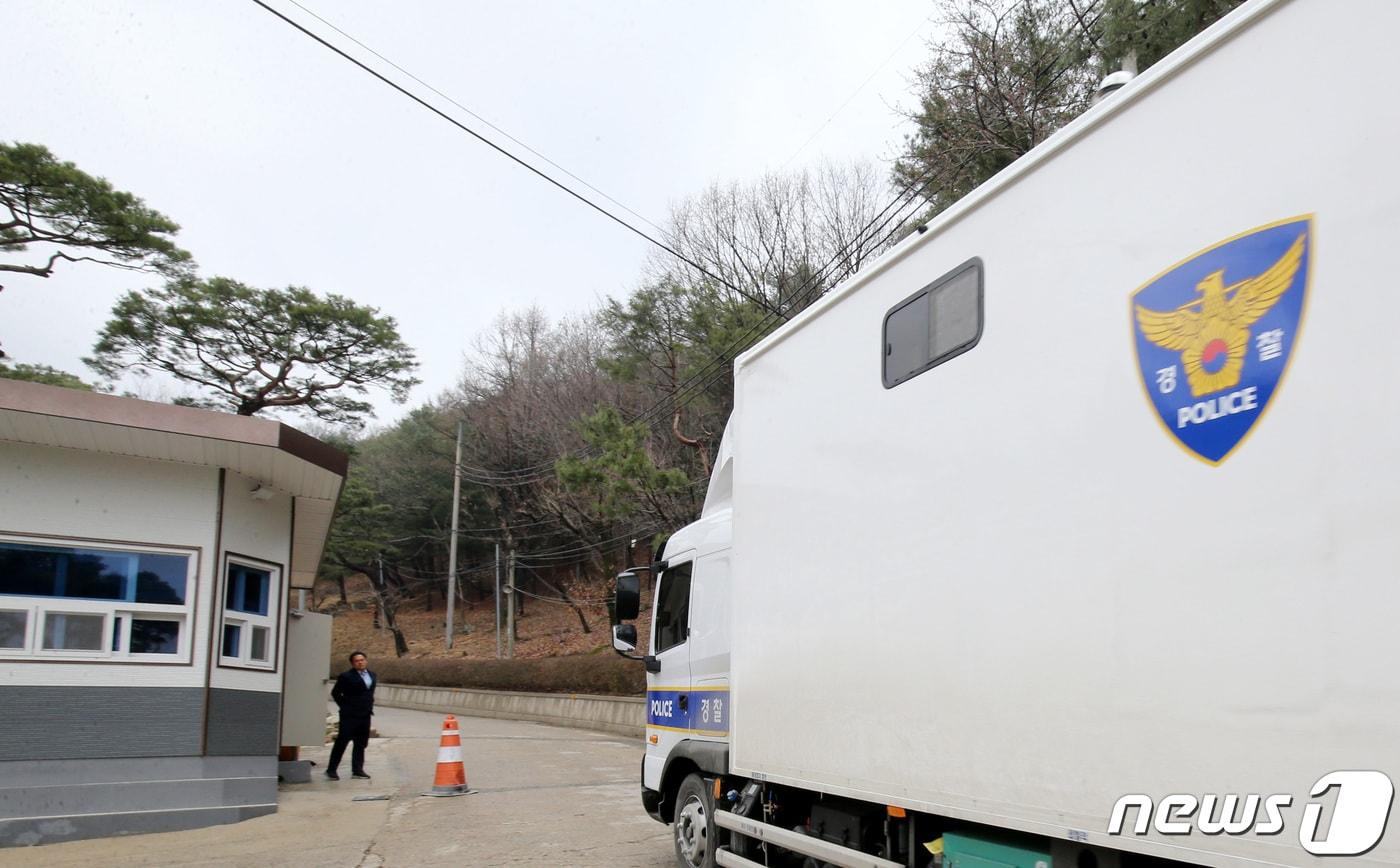 검찰과 경찰이 23일 충남 금산 월명동 수련원에서 기독교복음선교회&#40;JMS&#41; 정명석 총재의 여신도 성폭행 혐의 사건과 관련 압수수색에 들어갔다. 수련원으로 경찰 차량이 진입하고 있다. 2023.3.23/뉴스1 ⓒ News1 김기태 기자