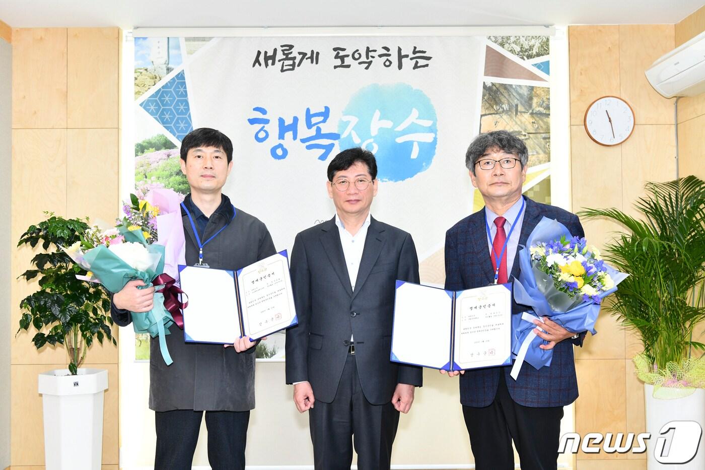 최훈식 전북 장수군수는&#40;사진 가운데&#41; 23일 군수실에서 곽장근 군산대학교 교수&#40;사진 오른쪽&#41;와 문권철 우노챔버오케스트라 대표&#40;사진 왼쪽&#41;에게 명예군민증을 수여했다.&#40;장수군 제공&#41;2023.3.23/뉴스1