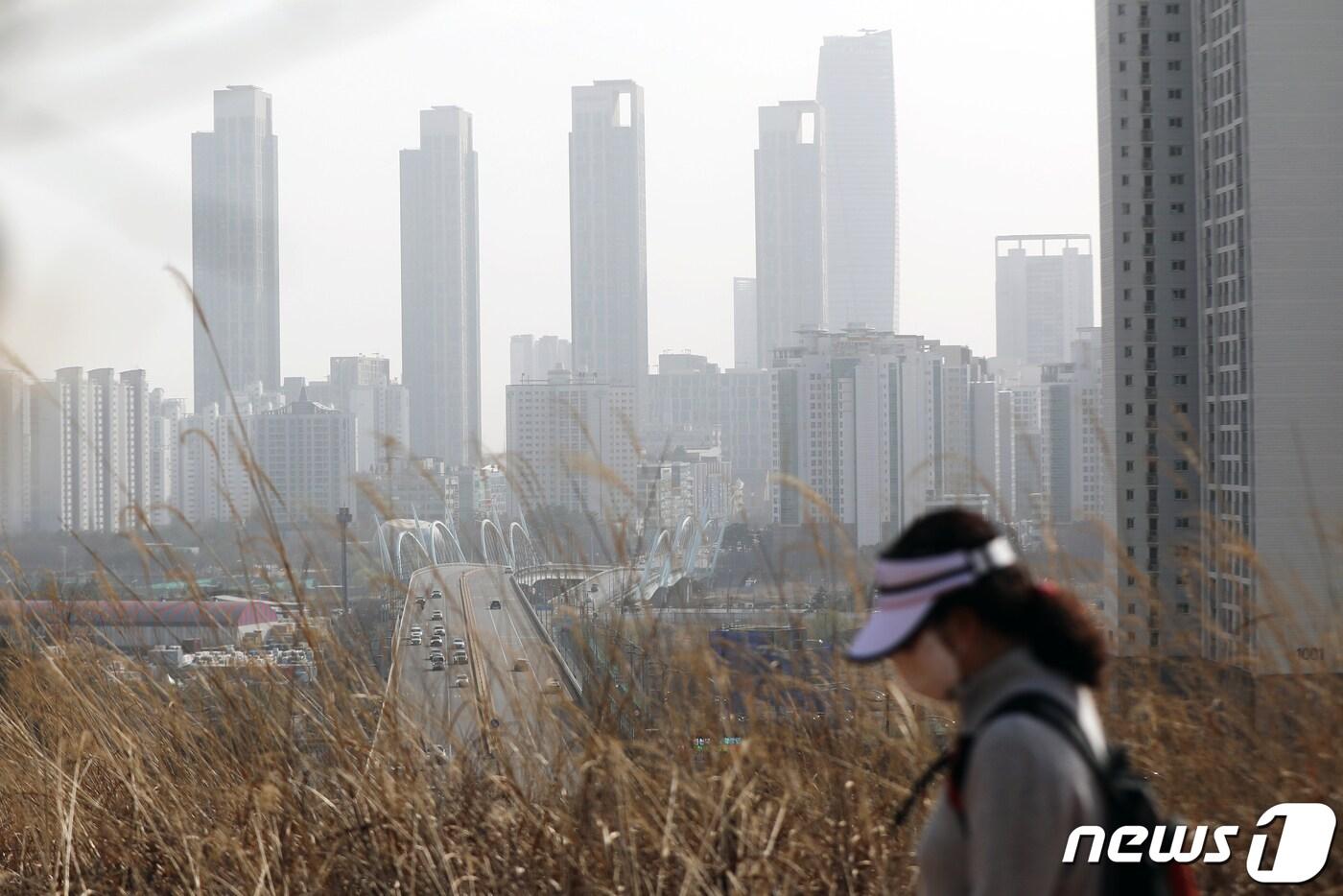 경기·인천에 올 봄 첫 황사경보가 발령된 23일 오후 인천 연수구 해넘이공원에서 바라본 인천 도심일대가 뿌옇게 보이고 있다. 2023.3.23/뉴스1 ⓒ News1 황기선 기자