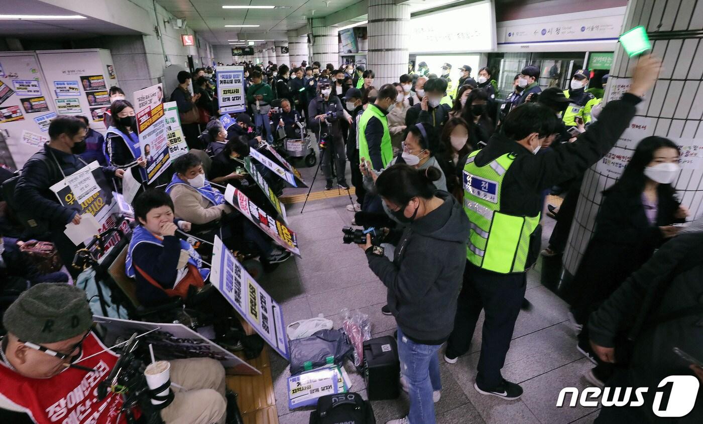 전국장애인차별철폐연대&#40;전장연&#41; 활동가들이 24일 서울 중구 지하철 1호선 시청역 승강장에서 장애인권리예산과 오세훈 서울시장과의 대화를 촉구하는 선전전을 하고 있다. 2023.3.24/뉴스1 ⓒ News1 박세연 기자