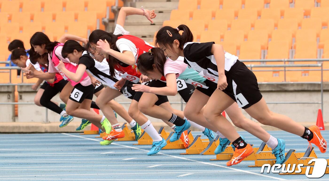 오는 25~28일 전남 일원에서 열리는 제53회 전국소년체육대회에 대구지역 선수단 986명이 참가한다. 사진은 지난해 대구스타디움 육상경기장에서 열린 &#39;2023년 대구시소년체육대회&#39; 여초부 100m 경기에 출전한 선수들이 출발하는 모습. 2023.3.24/뉴스1 ⓒ News1 공정식 기자