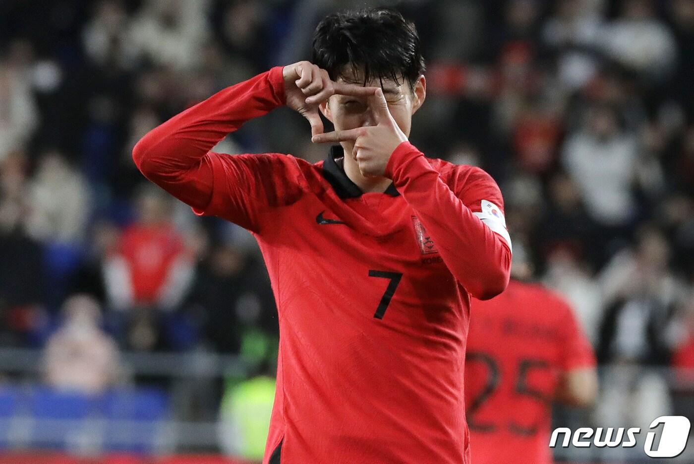 손흥민이 24일 오후 울산 문수축구경기장에서 열린 축구 국가대표 평가전 대한민국과 콜롬비아의 경기 전반전, 프리킥으로 추가골을 넣은 뒤 세리머니를 하고 있다. 2023.3.24/뉴스1 ⓒ News1 김지혜 기자