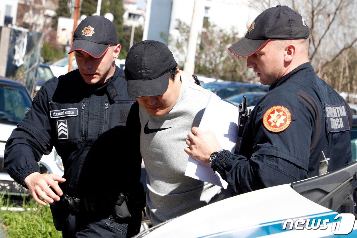 권도형 테라폼랩스 대표가 24일&#40;현지시간&#41; 몬테네그로 포드고리차 공항에서 &#39;테라·루나 폭락&#39; 사태와 관련 경찰에 체포돼 법원에 도착을 하고 있다. ⓒ AFP=뉴스1 ⓒ News1 우동명 기자