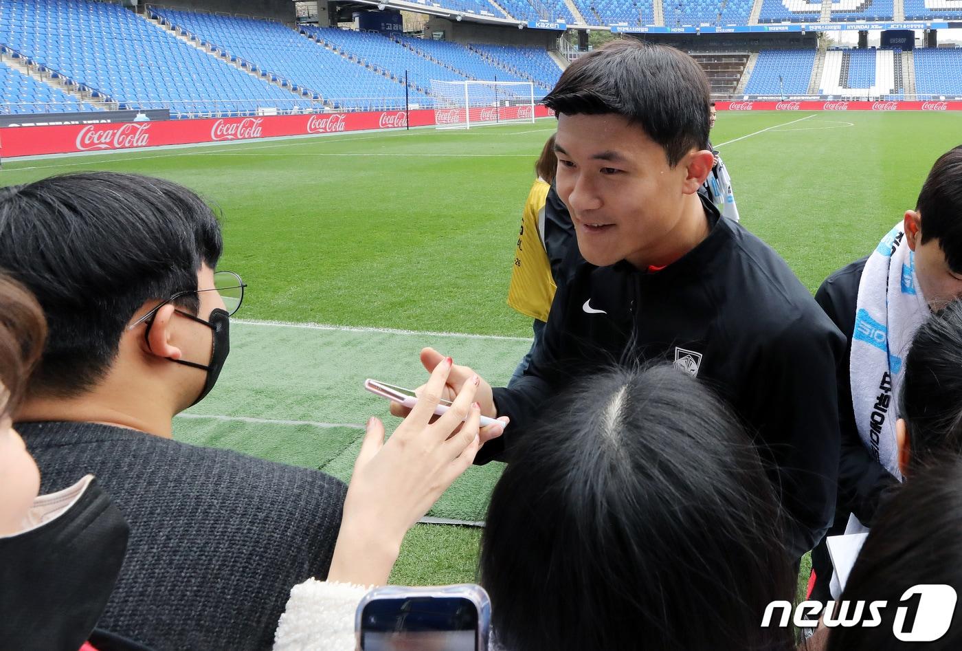 대한민국 축구 대표팀 김민재가 25일 울산 문수축구경기장에서 오픈 트레이닝을 통해 팬들과 소통하고 있다. 2023.3.25/뉴스1 ⓒ News1 이동해 기자