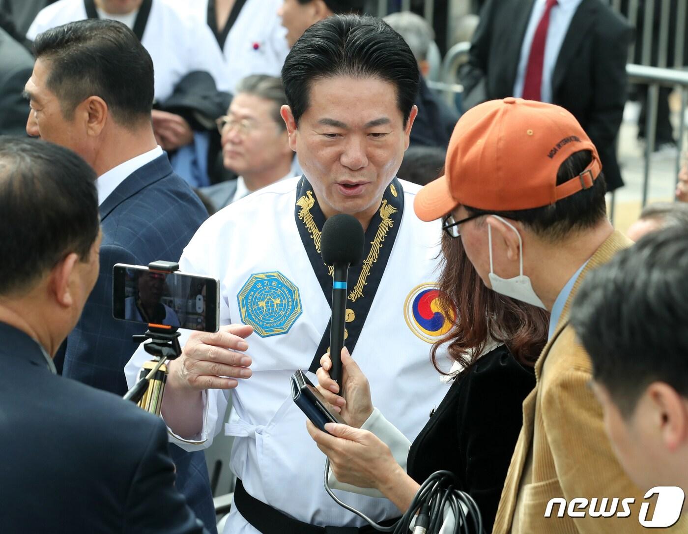 이동섭 국기원장이 25일 오후 서울 종로구 광화문광장에서 열린 &#39;2023 국기 태권도 한마음 대축제&#39;에 참석해 인터뷰를 하고 있다. 2023.3.25/뉴스1 ⓒ News1 김진환 기자