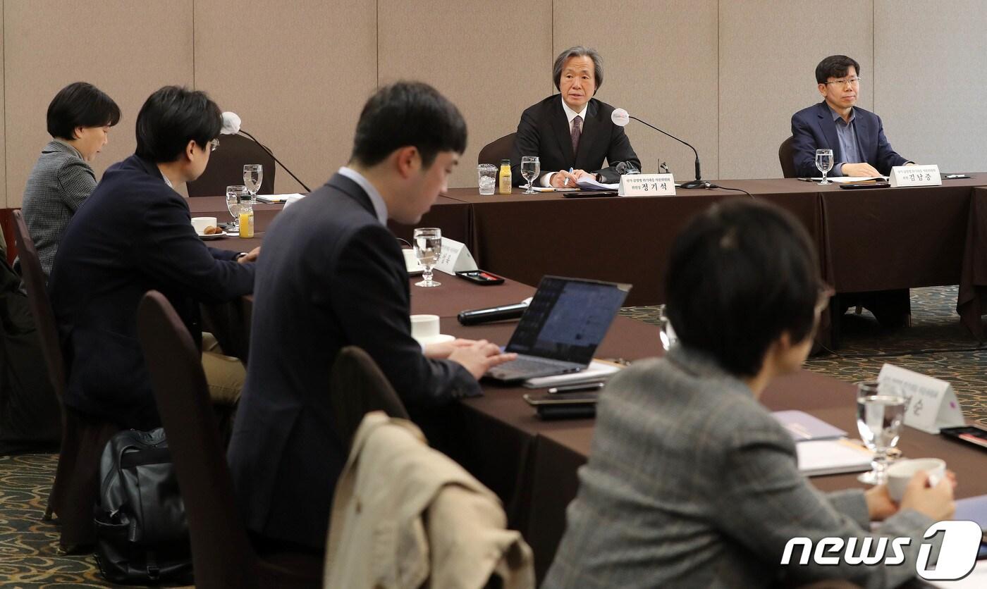 정기석 국가감염병위기대응자문위원회 위원장이 27일 오후 서울 중구 코리아나호텔에서 열린 제15차 국가 감염병 위기대응 자문위원회 회의에서 모두발언을 하고 있다. 2023.3.27/뉴스1 ⓒ News1 박세연 기자