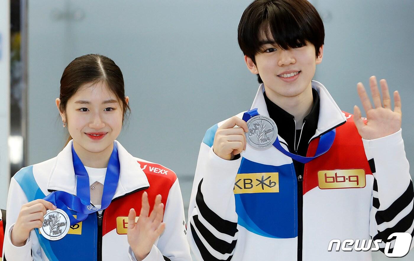 국제빙상경기연맹&#40;ISU&#41; 피겨 세계선수권대회에서 은메달을 획득한 차준환과 이해인이 27일 서울 강서구 김포공항을 통해 귀국, 은메달을 들어보이고 있다. &#40;공동취재&#41; 2023.3.27/뉴스1 ⓒ News1 김민지 기자