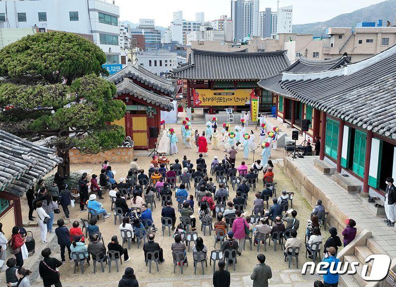 부산 동래구 동래부 동헌에서 3월18일 ‘얼쑤, 동래무형문화재 한마당’ 공연이 진행되고 있다.&#40;동래구 제공&#41;