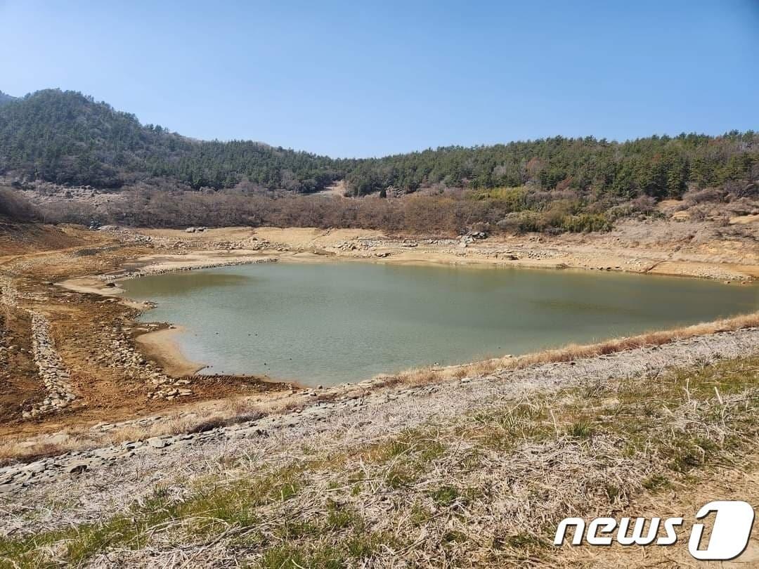 저수율이 3%까지 떨어진 전남 완도군 약산면 해동제.&#40;완도군 제공&#41;/뉴스1