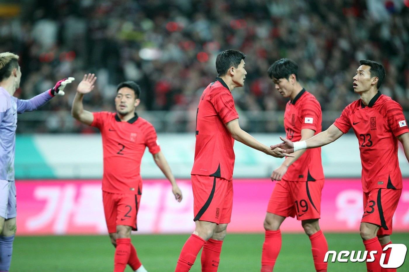 28일 오후 마포구 상암동 서울월드컵경기장에서 열린 축구 국가대표 평가전 대한민국과 우루과이의 경기에서 우루과이 슛을 막은 조현우 골키퍼와 김민재, 김영권, 김태환, 이기제 등이 서로를 다독이고 있다. 2023.3.28/뉴스1 ⓒ News1 박정호 기자