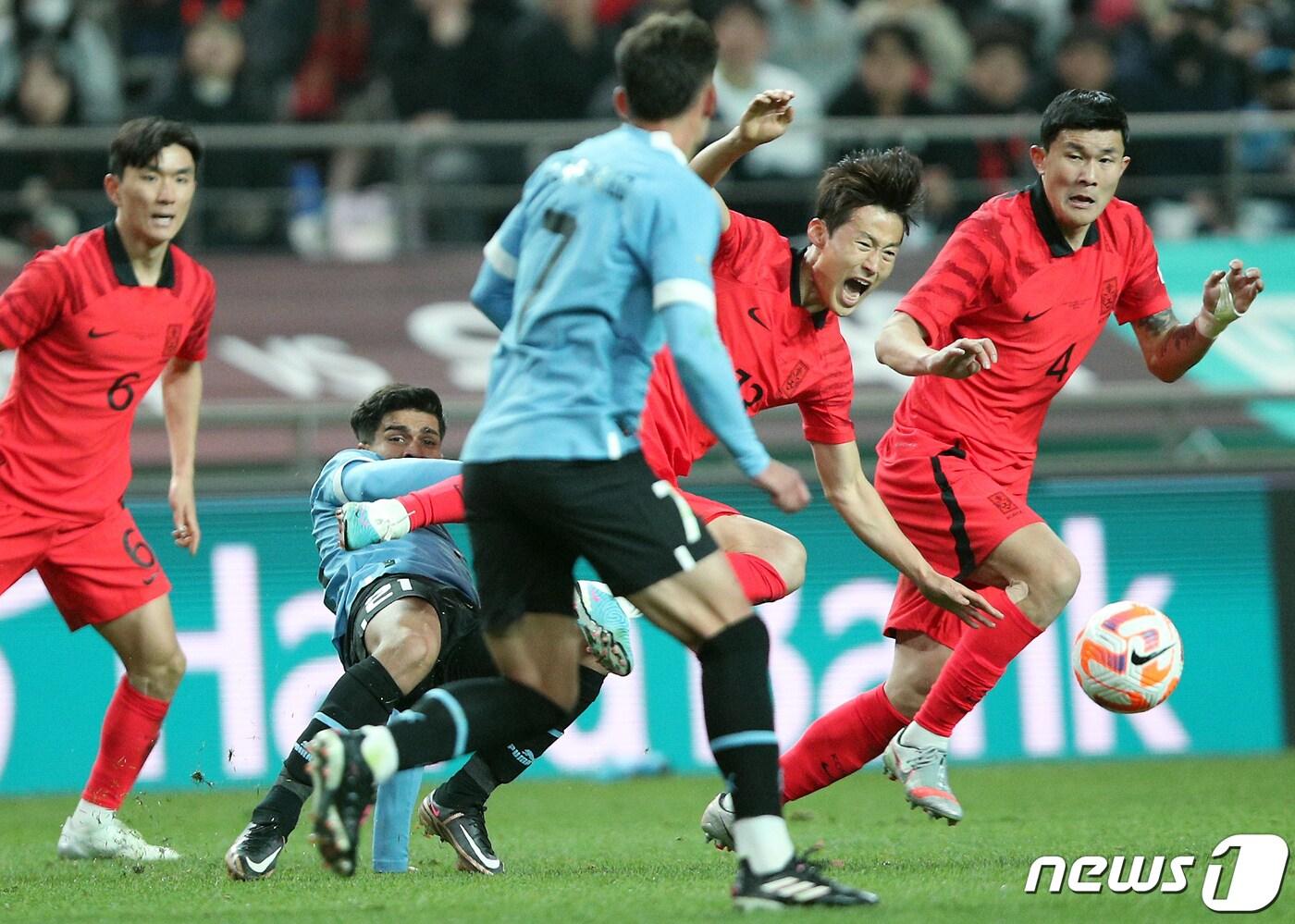 손준호가 28일 오후 마포구 상암동 서울월드컵경기장에서 열린 축구 국가대표 평가전 대한민국과 우루과이의 경기에서 상대 선수의 태클에 넘어지고 있다. 손흥민, 이강인, 김민재, 조규성 등 카타르월드컵 멤버 대부분이 소집돼 지난 24일 울산서 열린 콜롬비아전에서 2-2로 비겼던 &#39;클린스만호&#39;는 우루과이를 상대로 아쉬운 2:1 패배로 경기를 마쳤다. 2023.3.28/뉴스1 ⓒ News1 박정호 기자