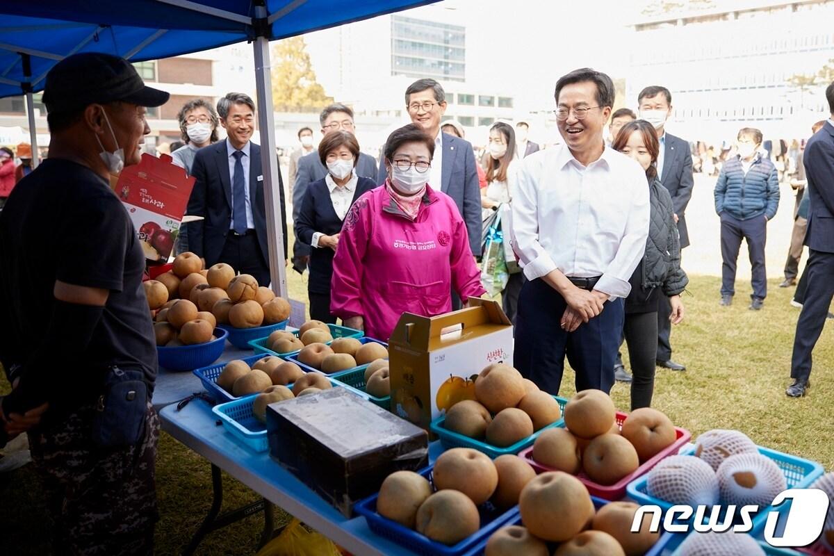 경기도는 도청사 이전 후 위축된 구청사 주변 상권을 활성화하고, 작가·농부·소상공인들에게 자립 기회를 제공하기 위해 4월부터 구청사 벼룩시장&#40;플리마켓&#41; ‘경기기회마켓’을 정례 운영한다고 밝혔다..&#40;경기도 제공&#41;