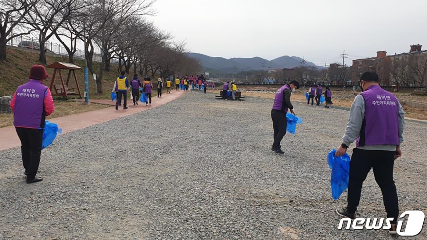 3월17일 해미면 지역 단체들이 벚꽃축제에 앞서 환경정화 활동을 벌이고 있다. &#40;서산시 제공&#41; /뉴스1