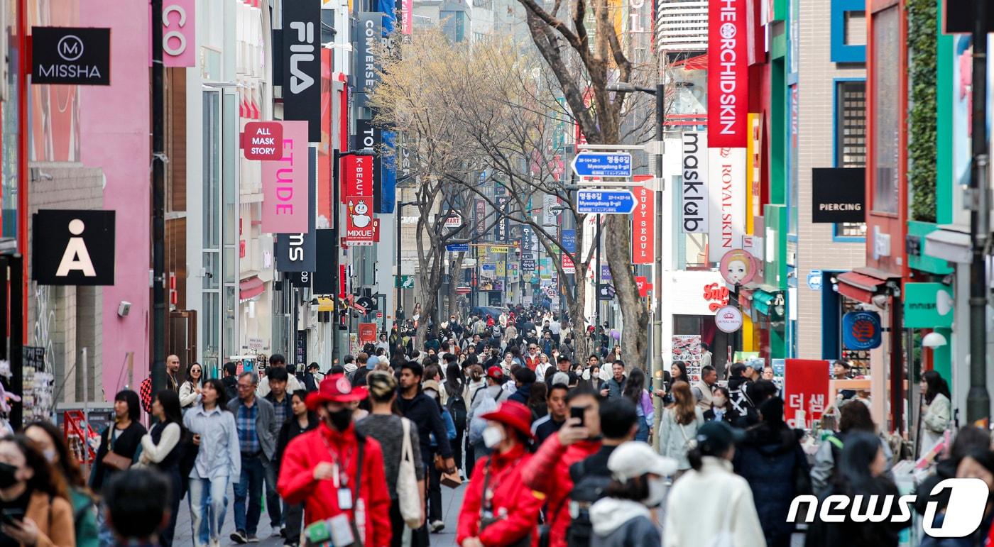 지난 29일 시민과 관광객들로 북적이는 서울 명동거리. &#40;자료사진&#41; /뉴스1