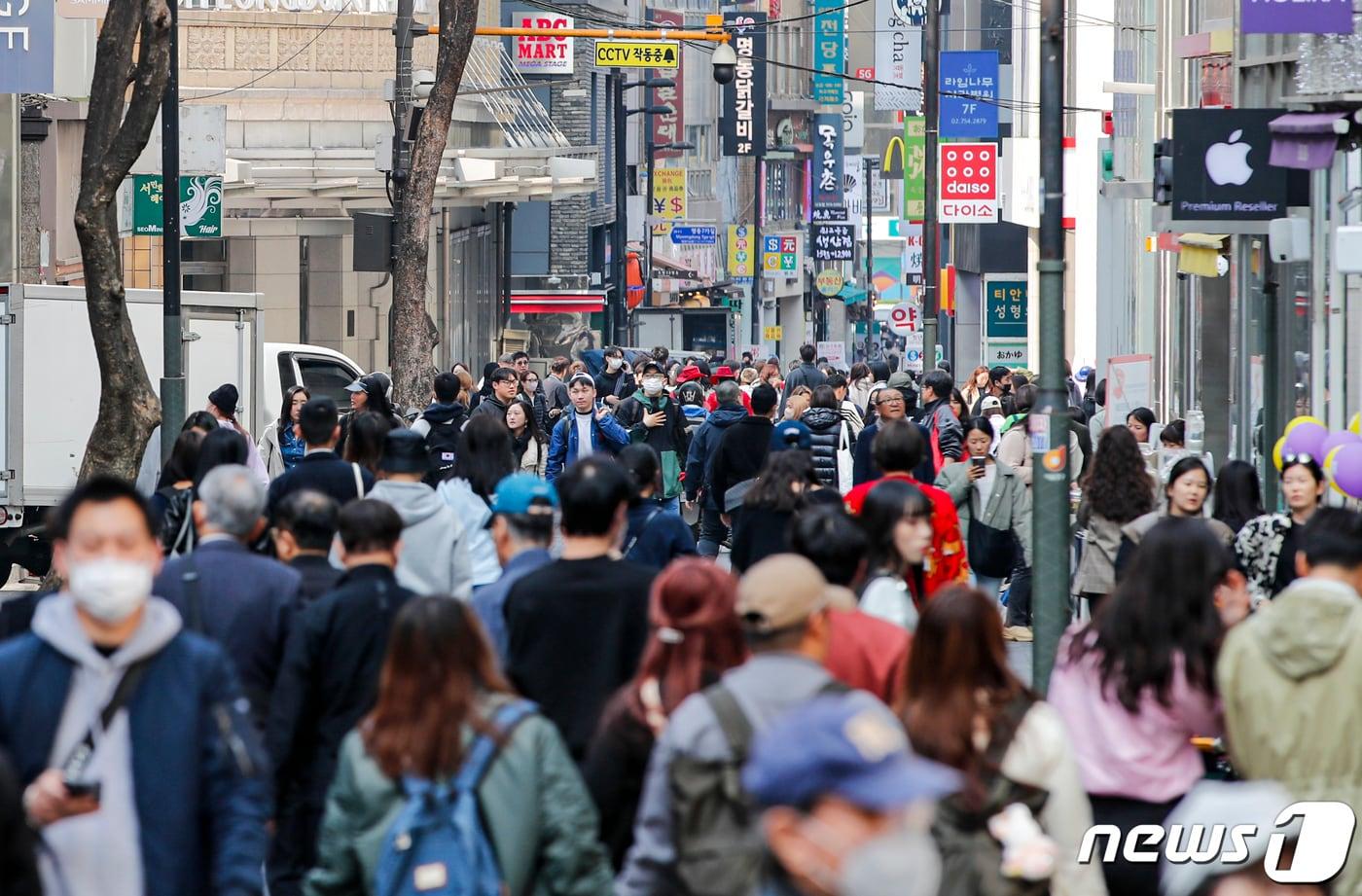 내외국인들로 붐비는 서울 중구 명동거리 모습. /뉴스1DB