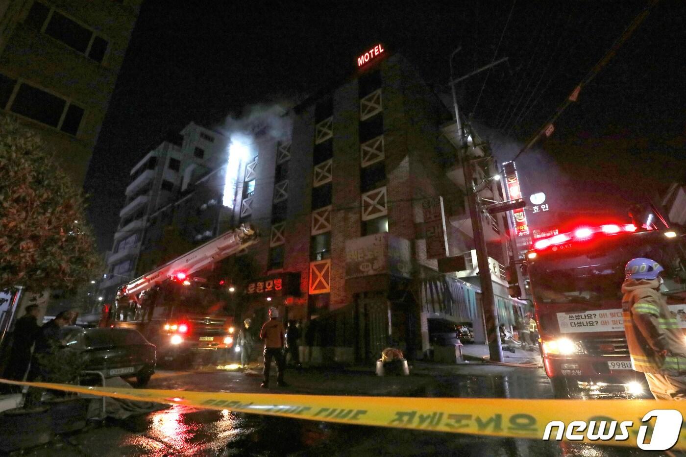 29일 오후 광주 남구 월산동 한 모텔 지하에 위치한 노래방에서 화재가 발생해 소방당국이 구조작업을 하고 있다. 2023.3.29/뉴스1 ⓒ News1 정다움 기자